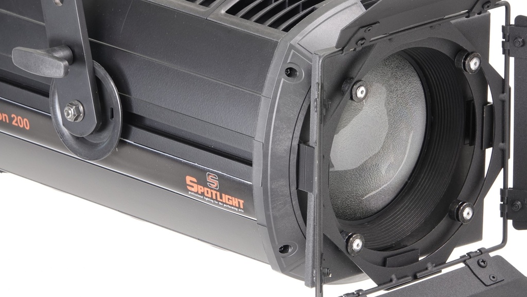 PC LED 200W, zoom 16°-87°, white 3000K, DMX