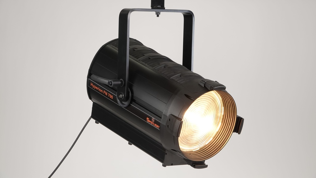 Fresnel LED Hyperion Scheinwerfer 700 Watt, regelbarer Weiss 2'700-6'500°K, Zoom 11-53°, DMX + Manuel